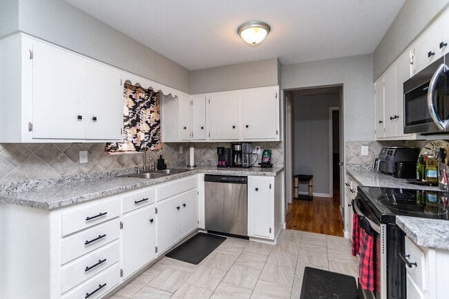 Building Photo - Peaceful Bi-Level Home in a Quiet Cul-de-Sac