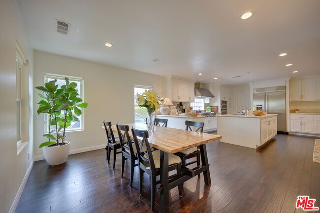 Building Photo - 2241 S Beverly Dr