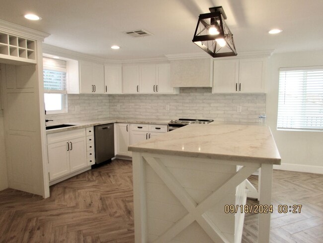 Building Photo - Completely remodeled 2bed/2bath cottage in...