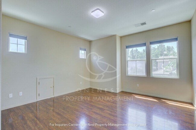 Building Photo - Lincoln Crossing; 4 bedroom in Gated commu...