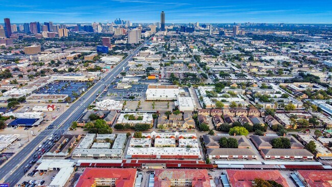 Building Photo - 2744 Briarhurst Dr