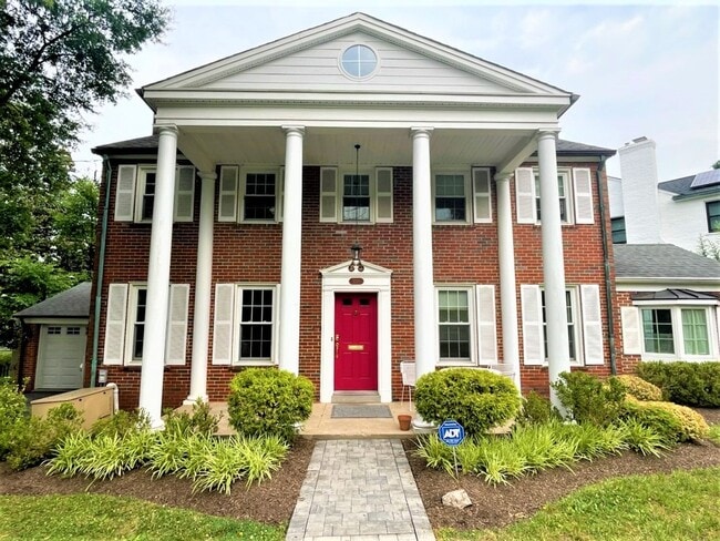 Building Photo - Move in Ready 3 bed/2.5 bath Colonial in Bethesda