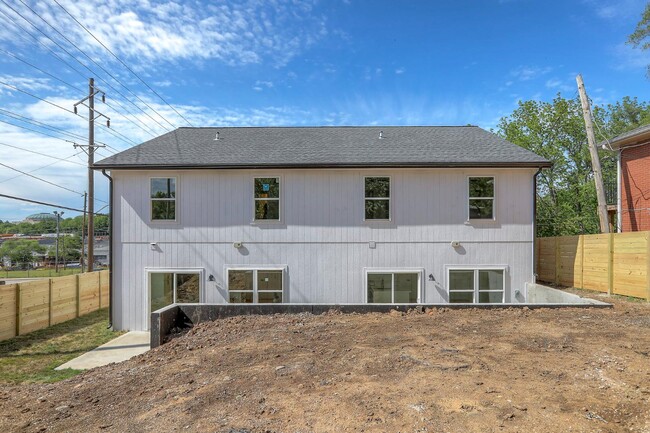 Building Photo - 427 W Linden Ave
