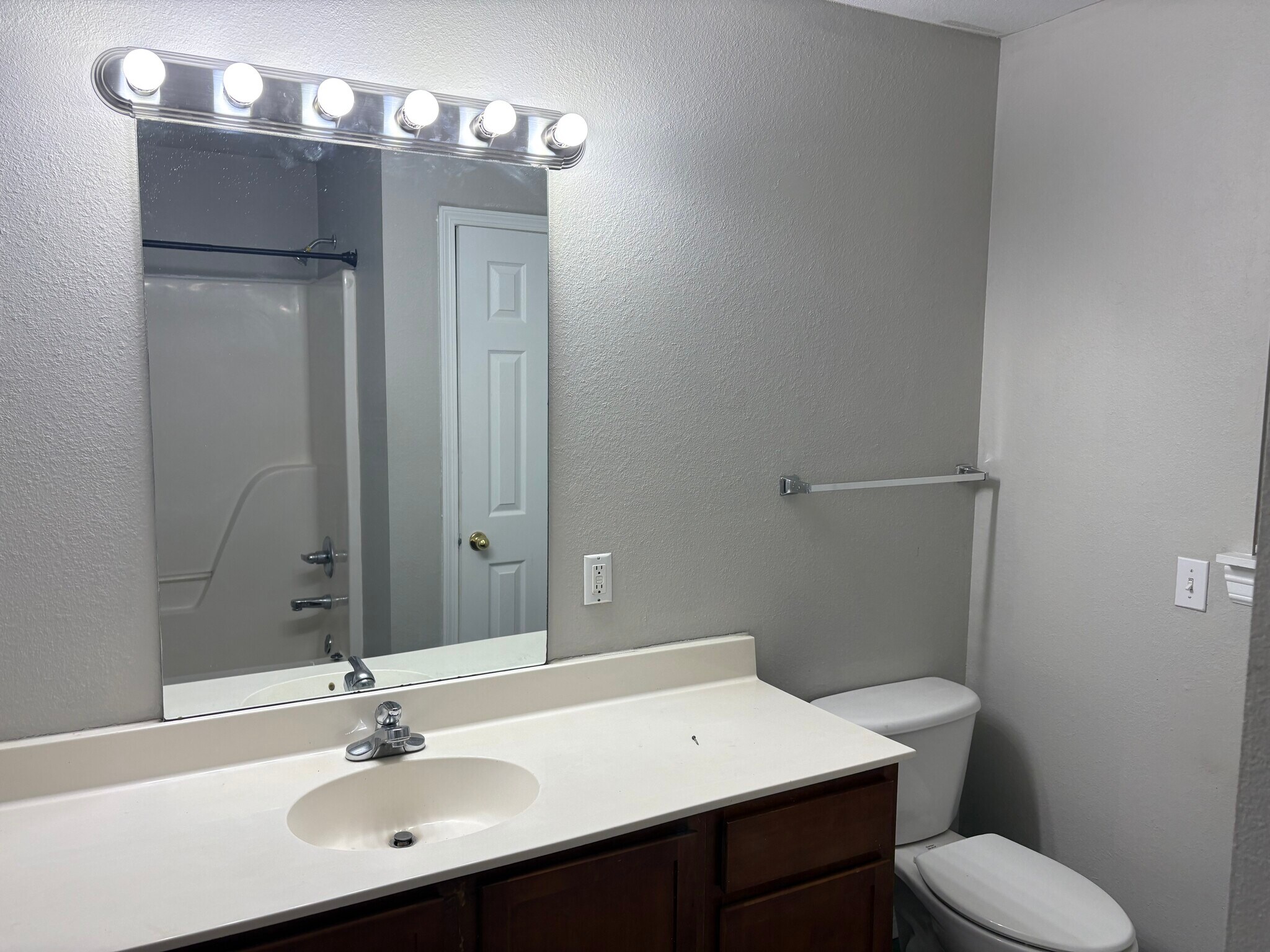 Building Photo - 38 E Saxony St