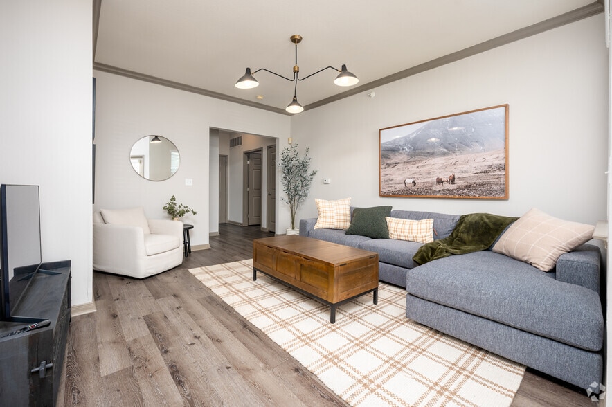 2BR, 2BA - 1,076SF - Living Room - River Ridge Apartments