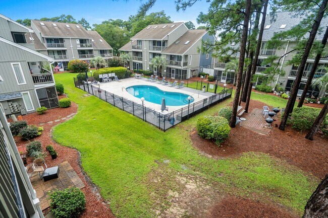 Building Photo - Long Term Furnished Top Floor Condo - 2 bed/2bath with Community Pool