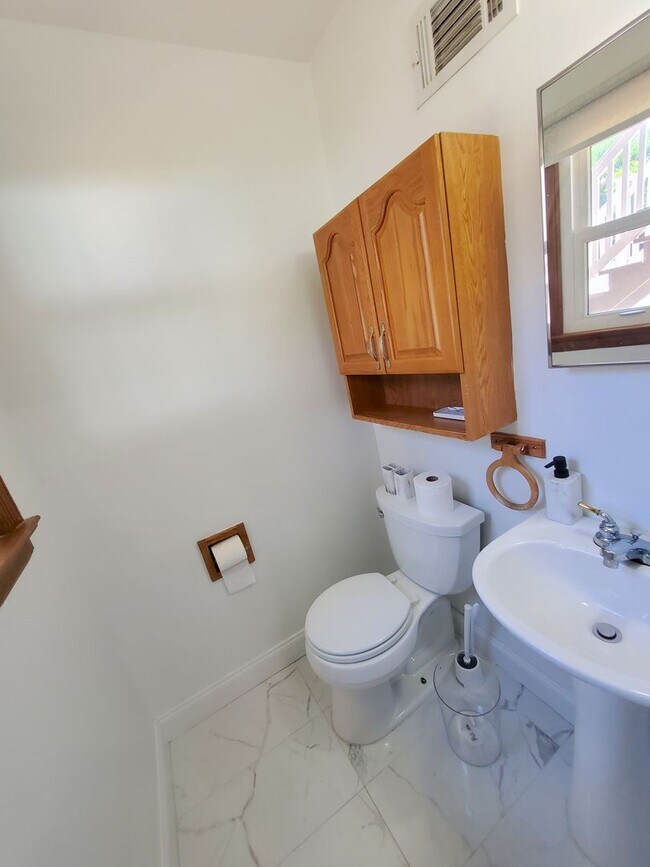 Building Photo - Single family, bi-level home with 4-bedrooms (one bedroom on ground level), 2.5 bathrooms, attach...