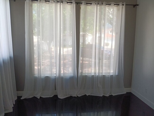 Building Photo - 3 Bedroom, 2.5 Bathroom Home! Schedule a S...