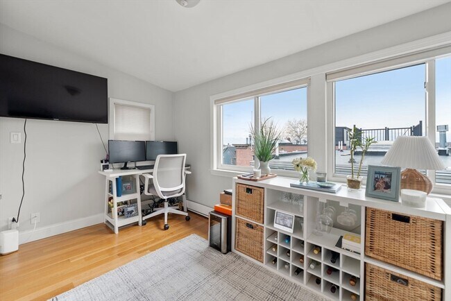 Building Photo - 695 E 8th St