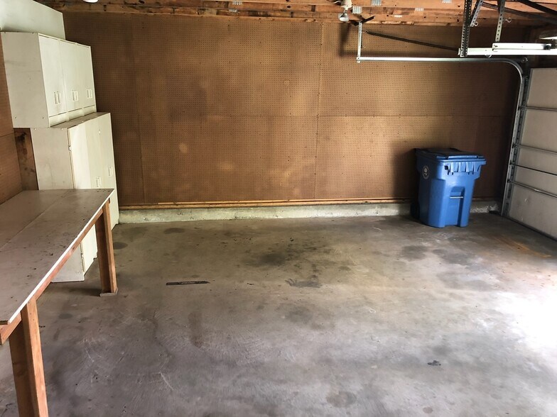 Building Photo - 10 Shady Ln