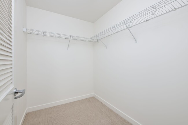 Building Photo - 250 King St