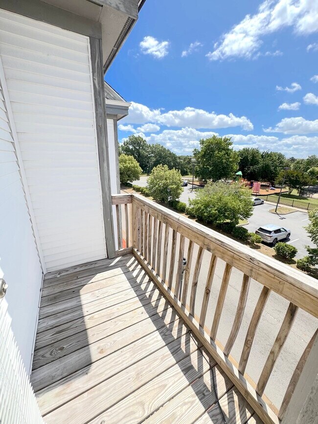Building Photo - SPACIOUS 2 BEDROOM/1.5 BATH HOME IN PORTSMOUTH