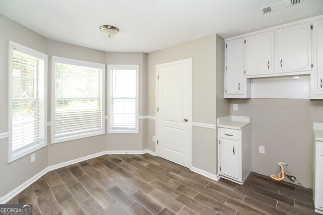 Building Photo - 1012 Forest Glen