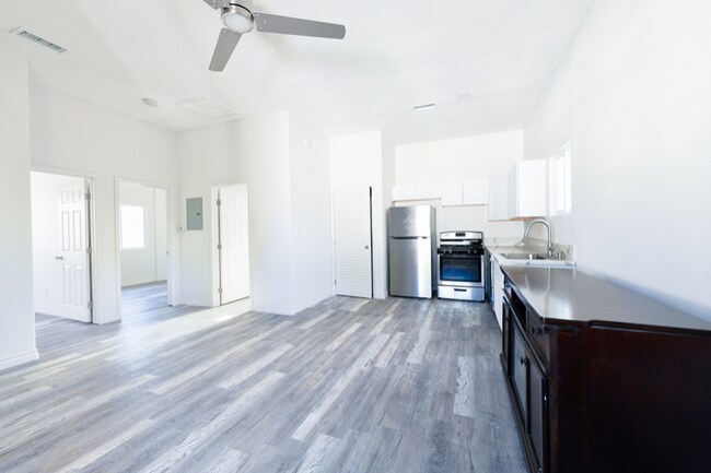Building Photo - 207 W Cypress Ave