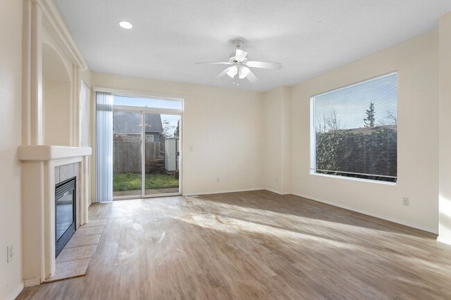 Primary Photo - Large 3 bedroom 2.5 Bath Home! Tour Today!