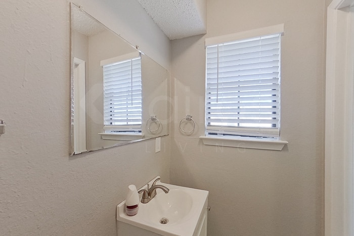 Building Photo - 2108 Woodnote Ln