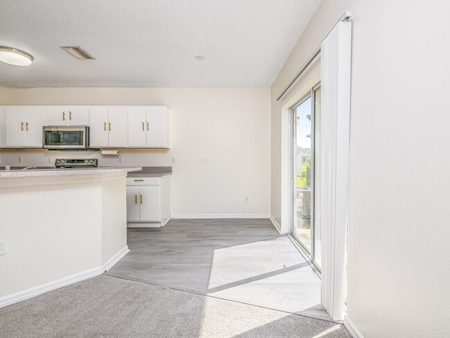 Building Photo - Riverview Townhome