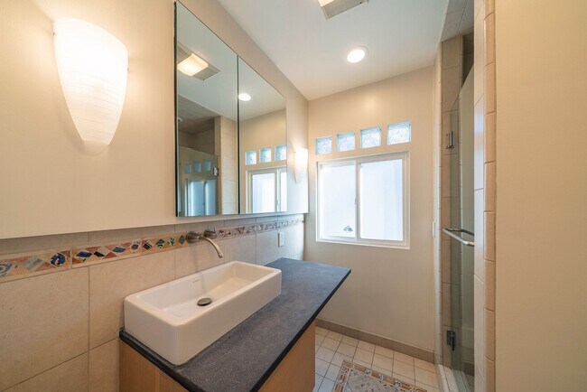 Building Photo - Warm & Inviting Manhattan Beach Rental Home!