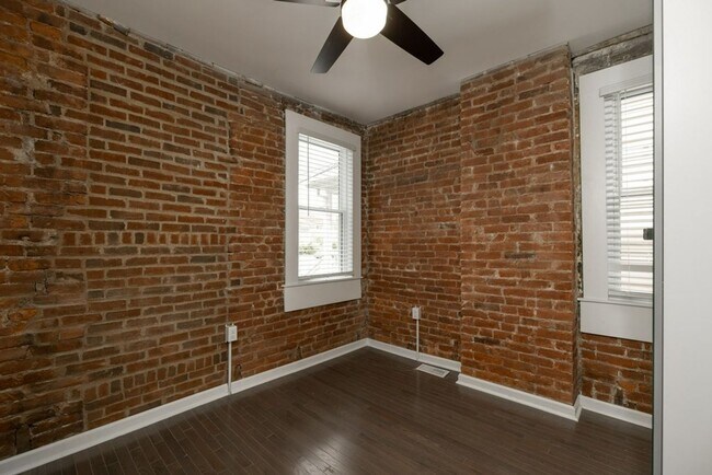 Building Photo - 162-164 E 11th Ave
