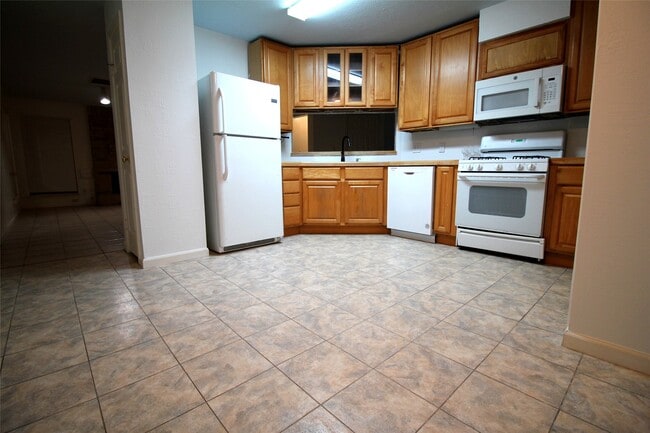 Building Photo - 15614 Barbarossa Dr