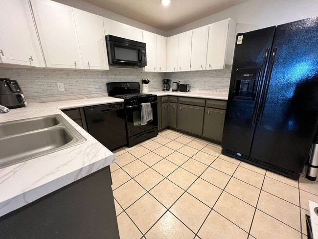 Building Photo - Charming Furnished Home - Short & Long Term Leasing