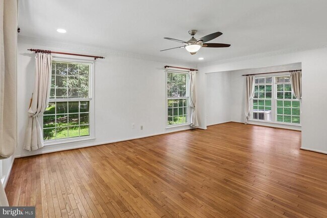 Building Photo - 903 Ridge Dr