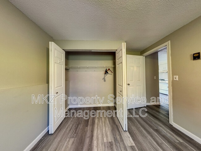 Building Photo - 51 Glenwood Dr