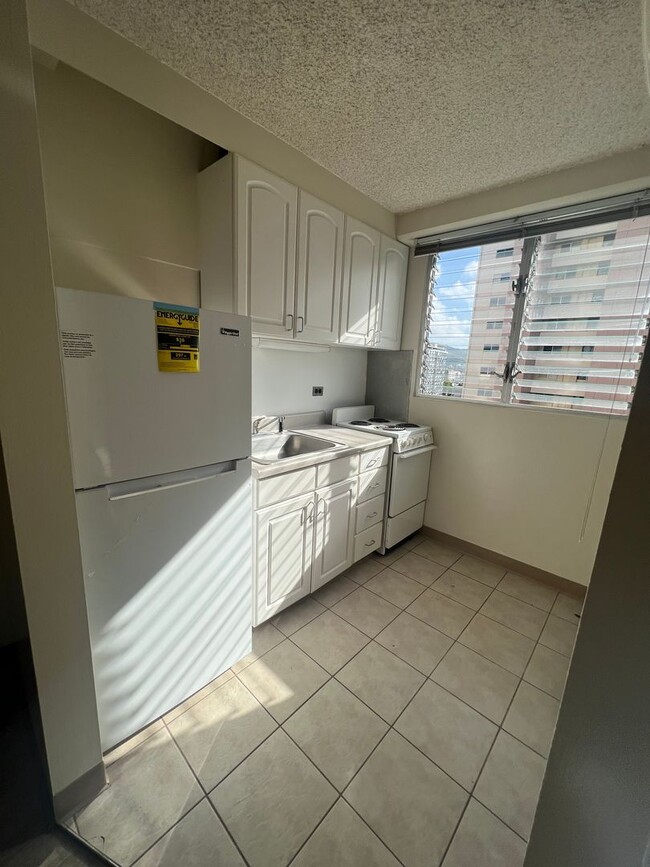 Building Photo - Renovated studio @ Pacific Grand $1400.00