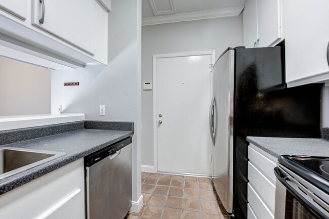 Building Photo - Nestled & Spacious Home 2-Bed/1.5 with Mod...