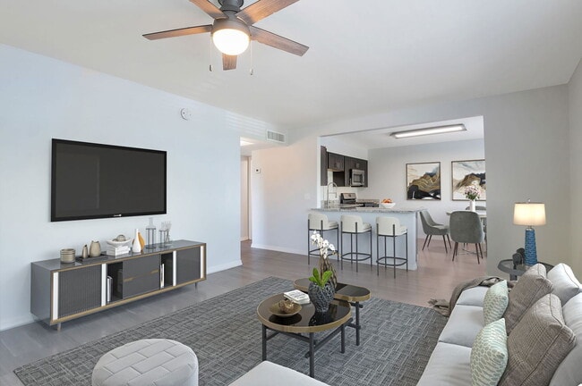 Building Photo - 838 E 9th St