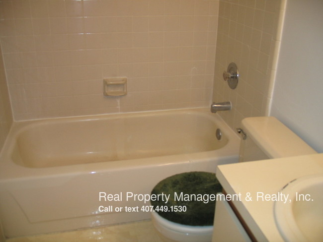 Building Photo - 3 BR / 2 BA Duplex Off Dean Road