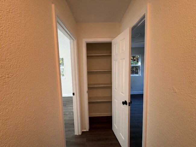 Building Photo - 213 Amellia Pl
