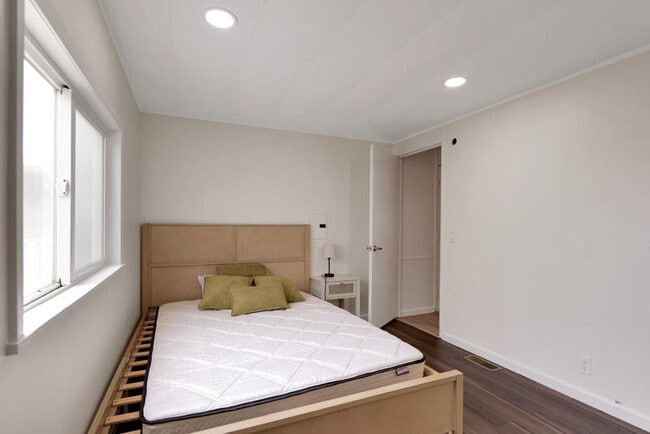 Building Photo - 325 3rd Ave