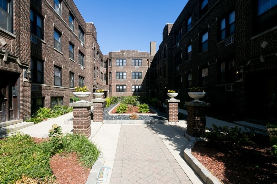 Building Photo - 736 W Addison St