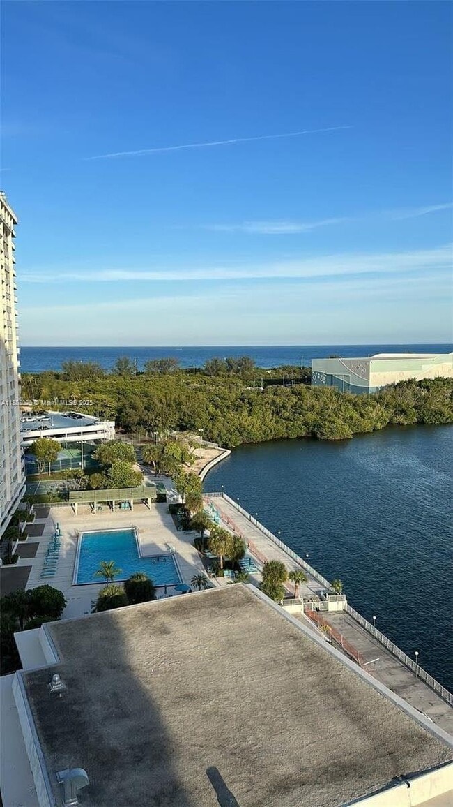Building Photo - 500 Bayview Dr