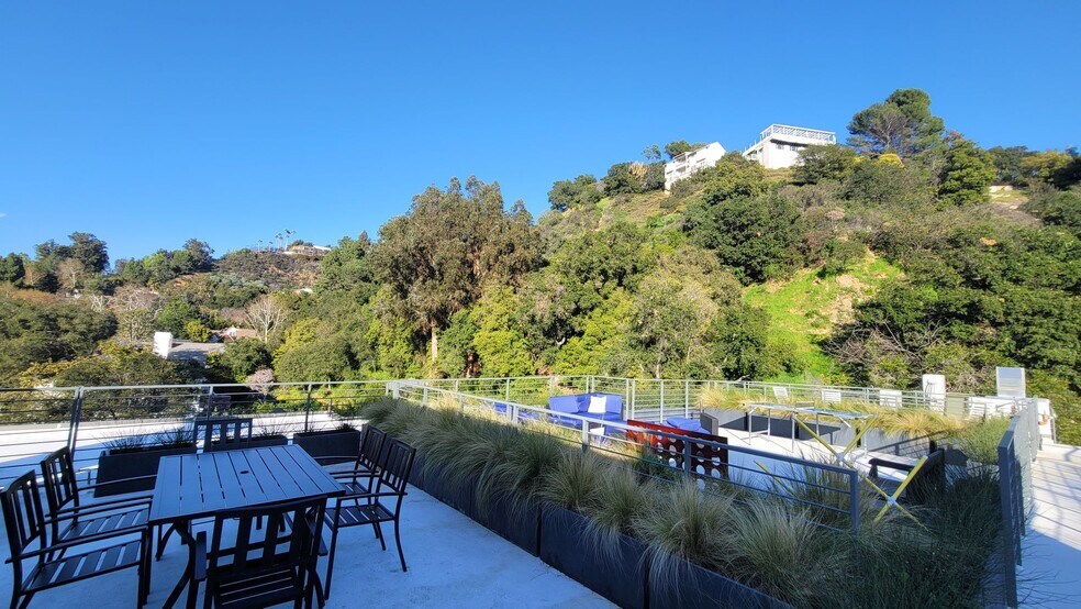 Building Photo - 862 Moraga Dr