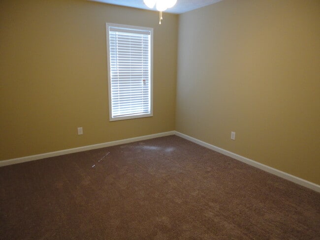 Building Photo - 2700 Kingstream Way SW