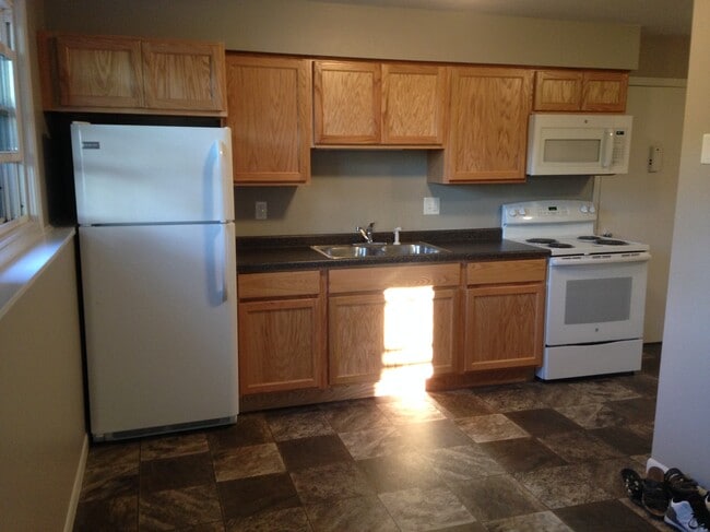 Kitchen - 506 Central Ave W