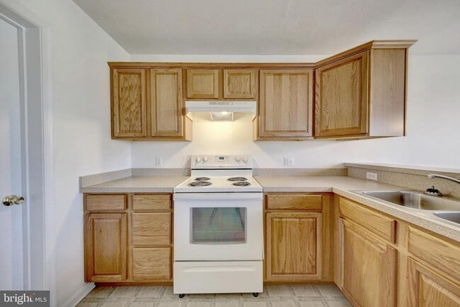 Building Photo - 8 Shady Tree Ct