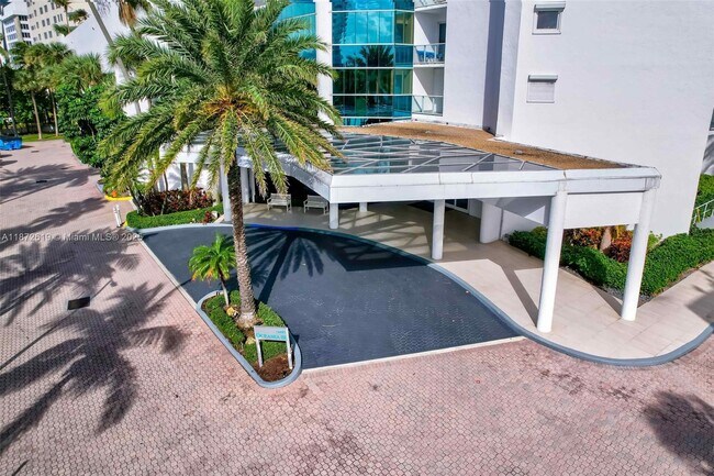 Building Photo - 16485 Collins Ave