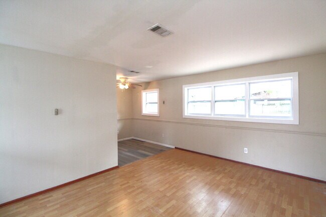 Building Photo - Updated 3-Bedroom Home with Carport & Outdoor Laundry!