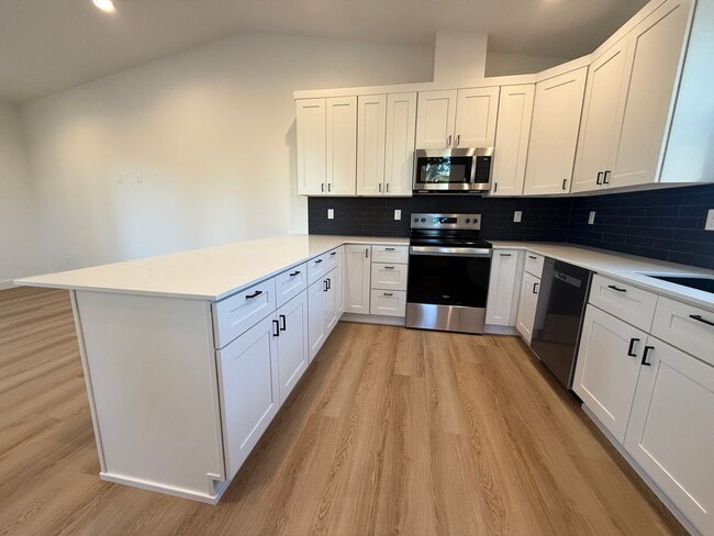 Building Photo - Brand New Modern 2 Bed/ 1 Bath Triplex - Larkspur