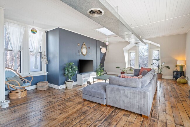 Building Photo - 223 Bates Ave