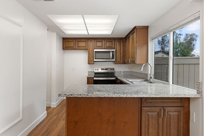 Building Photo - Updated Townhome in El Camino Club Estates!