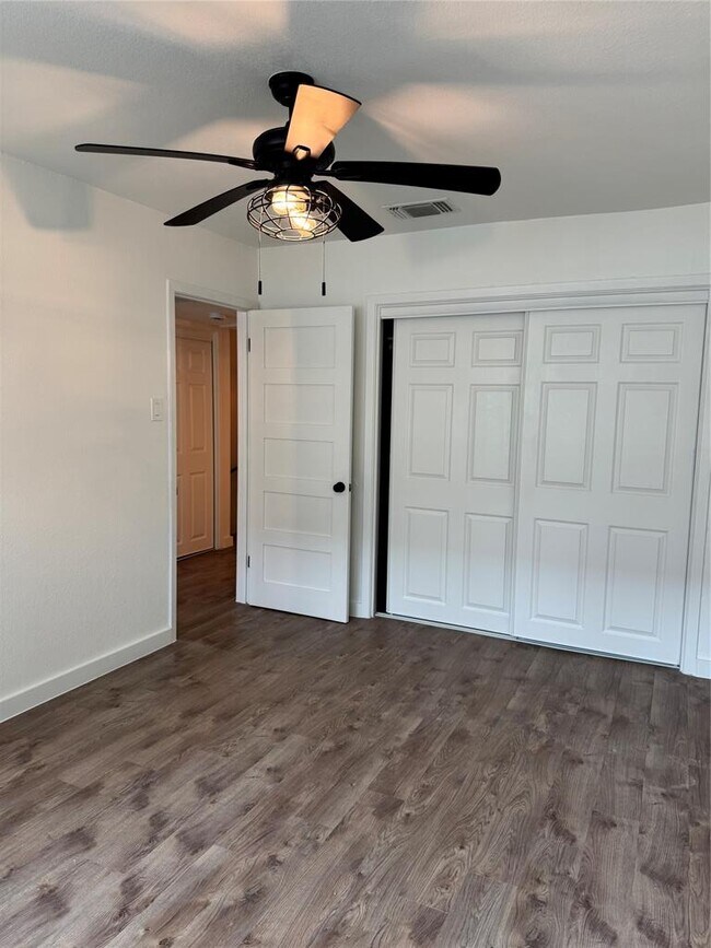 Building Photo - 2124 Burton Dr