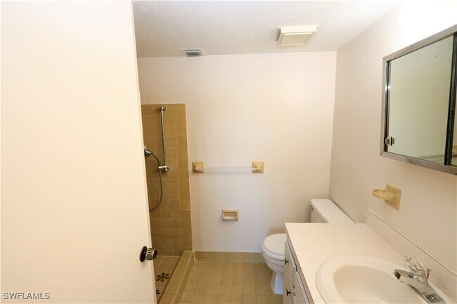 Building Photo - 32 Greenbrier St