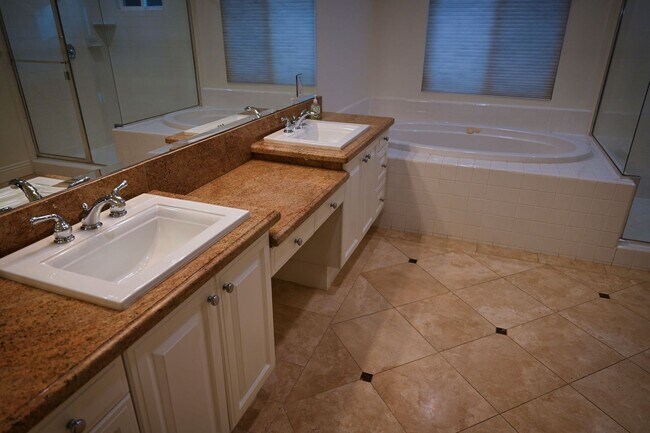 Building Photo - PAA3