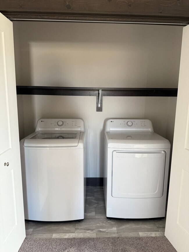 Building Photo - 3 Bed 2.5 Bath with double attached garage in Belgrade