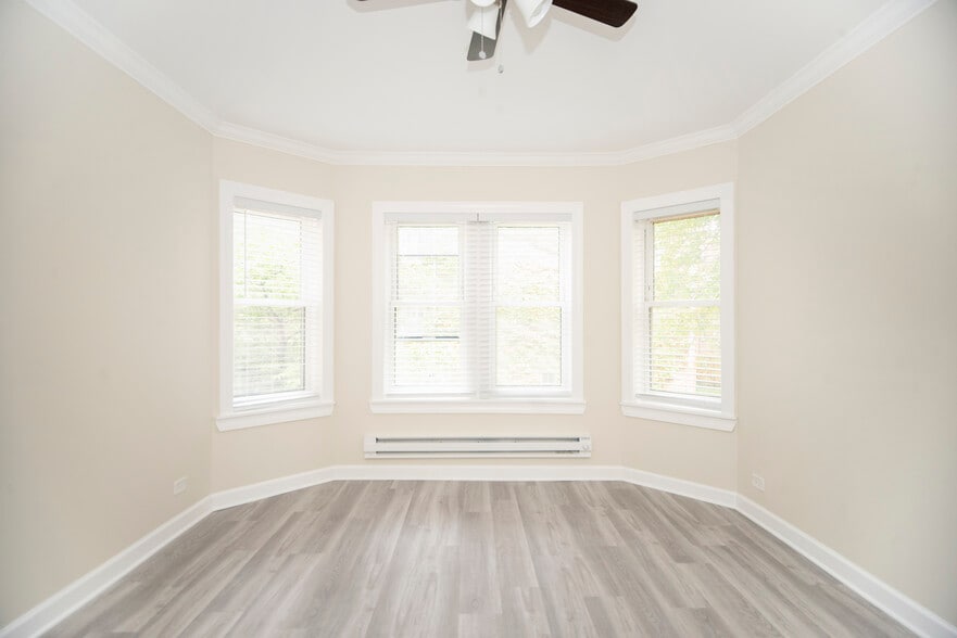 Building Photo - 630 W Roscoe St