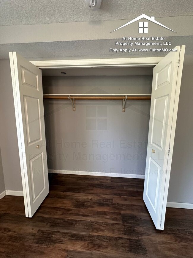 Building Photo - 101 E 10th St